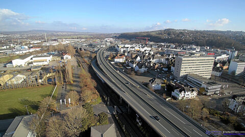 Das Bild zeigt eine Luftaufnahme der Stadt Wetzlar mit der Hochstraße