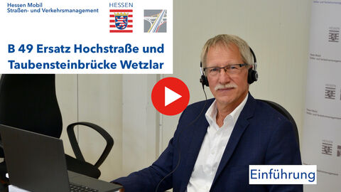 Herr Eugen Reichwein, Hessen Mobil, Regionaler Bevollmächtigter Westhessen, sitzt lächelnd in einem Bürostuhl mit Headset auf dem Kopf