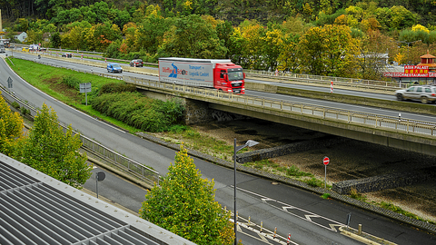 Das Bild zeigt eine Verkehrsszene auf der Hochstraße in Wetzlar