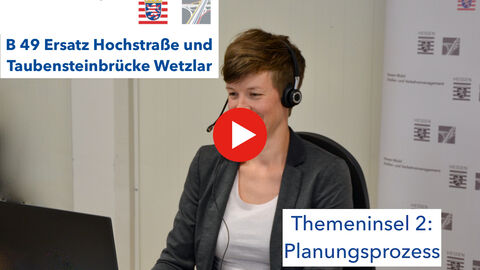 Katharina Zörb, Fachbereichsleiterin im Planungsdezernat, erläutert den Planungsprozess. Frau Zörb sitzt vor einer Logo-Wand und trägt ein Headset auf dem Kopf. 