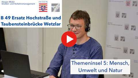 Startbild zum Video Themeninsel 5 - zu sehen ist Ulf Marold, Landespfleger im Planungsdezernat, er sitzt vor einer Logo-Wand und trägt ein Headset