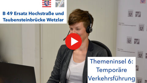 Es spricht: Katharina Zörb, Fachbereichsleiterin im Planungsdezernat. Sie sitzt vor einer Logo-Wand und trägt ein Headset.
