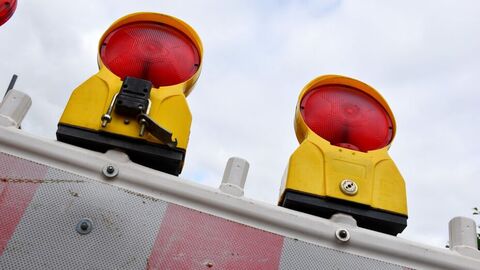 Absperrbake mit zwei Warnlichtern